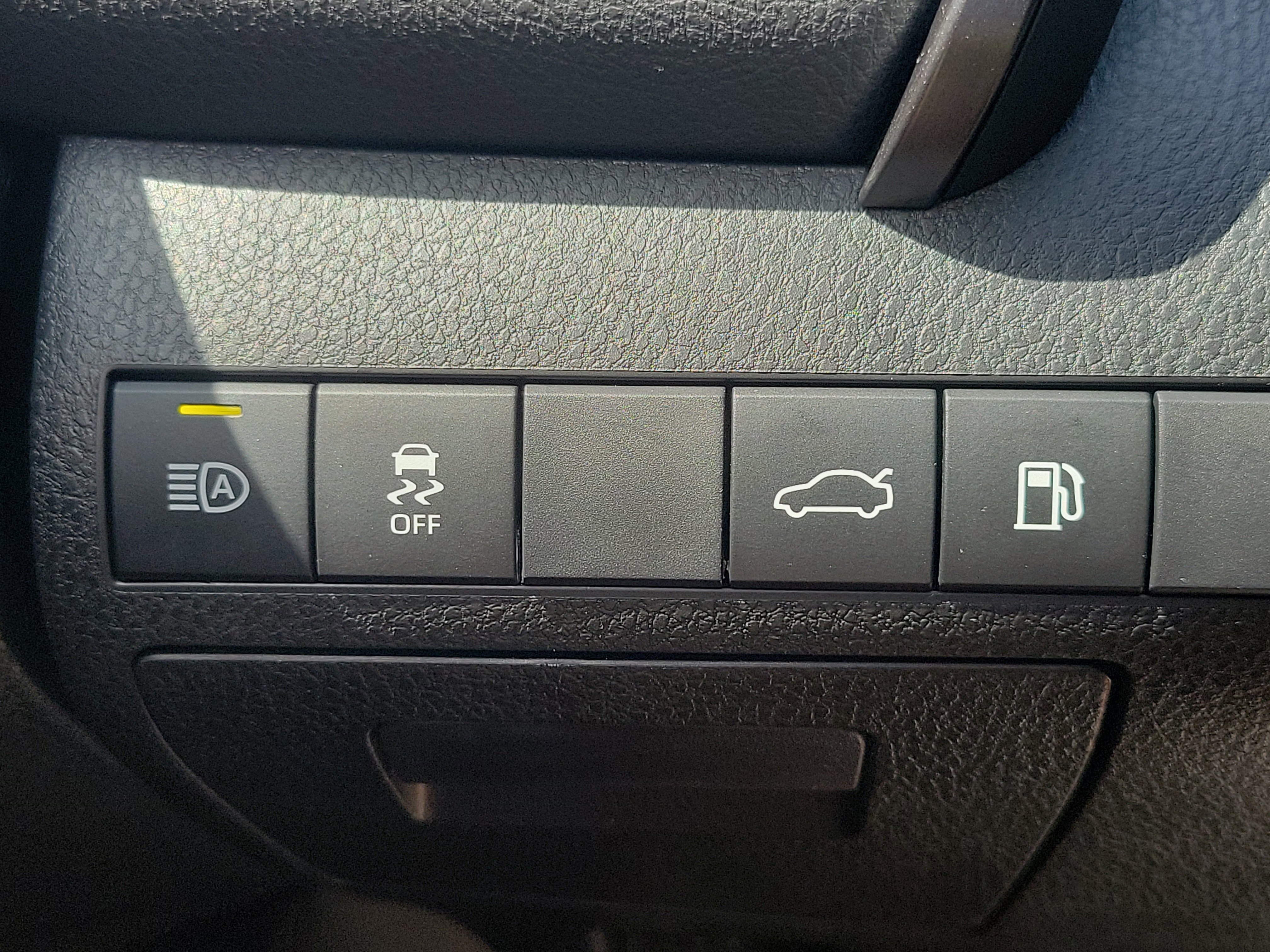 Used 2018 Toyota Camry SE w/ Convenience Package FWD image 23
