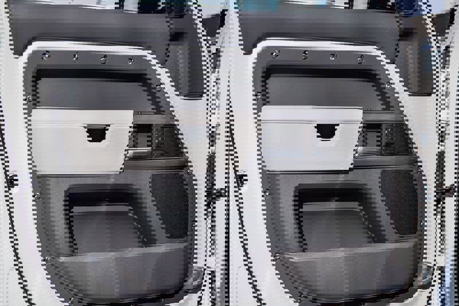 New 2026 Land Rover Defender 110 X-Dynamic SE image 21