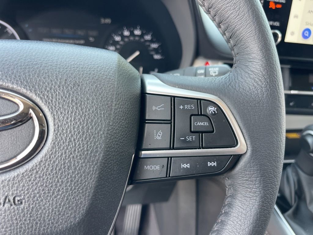 Used 2025 Toyota Sienna XLE image 19