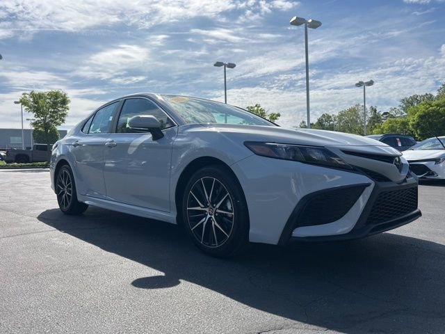 Used 2024 Toyota Camry SE image 4