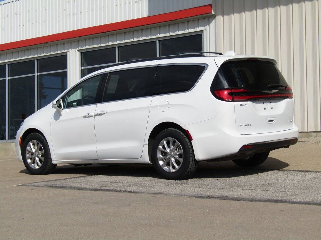 Used 2022 Chrysler Pacifica Touring-L image 10