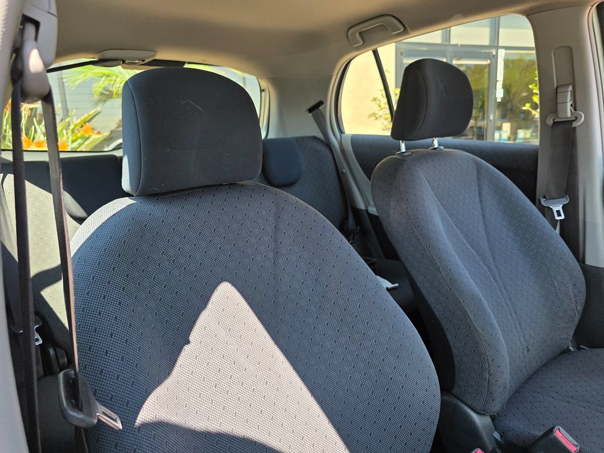 Used 2010 Toyota Yaris 4-Door Hatchback FWD image 16