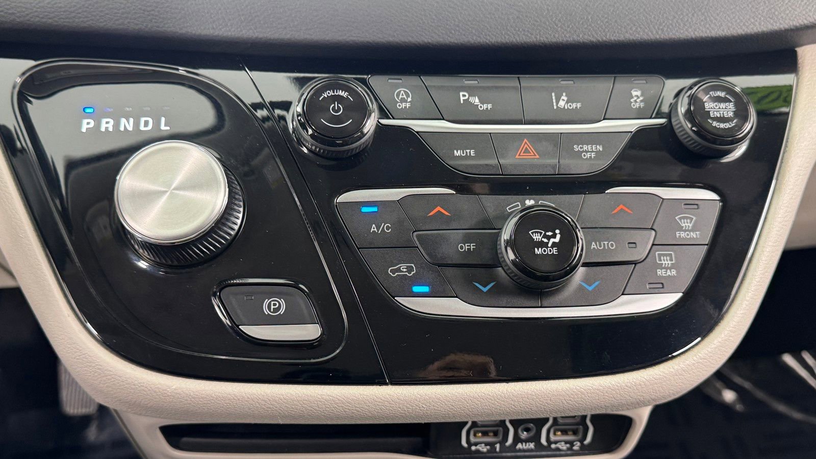 Used 2024 Chrysler Pacifica Touring-L FWD image 28