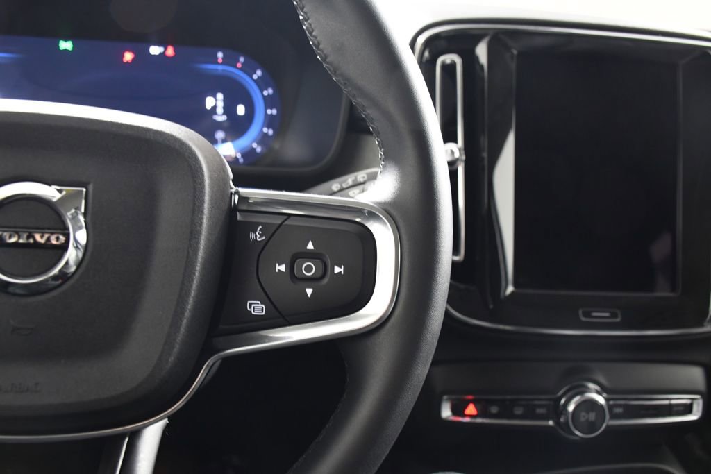 Used 2025 Volvo XC40 B5 Core image 30