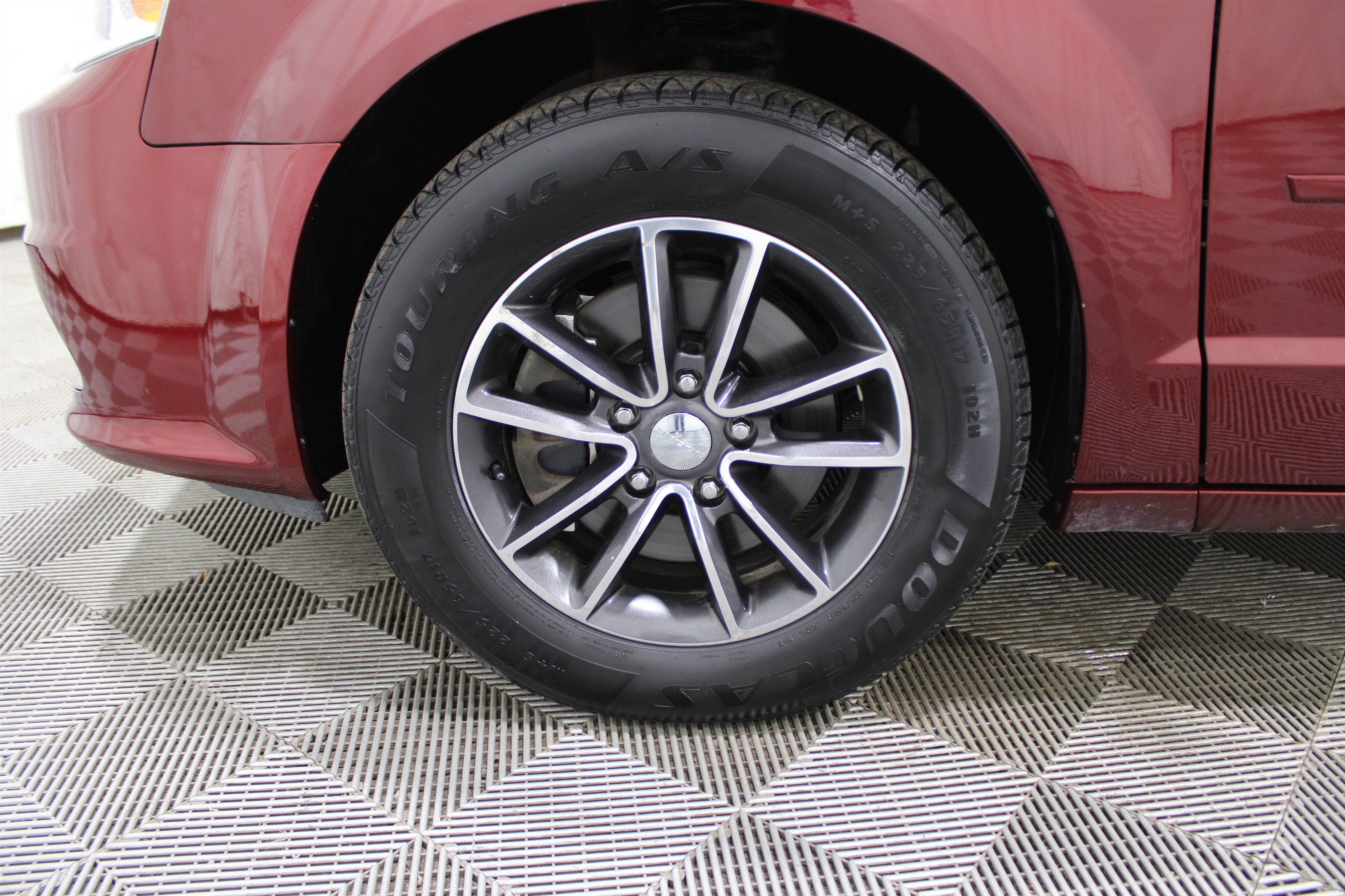 Used 2017 Dodge Grand Caravan SXT image 32