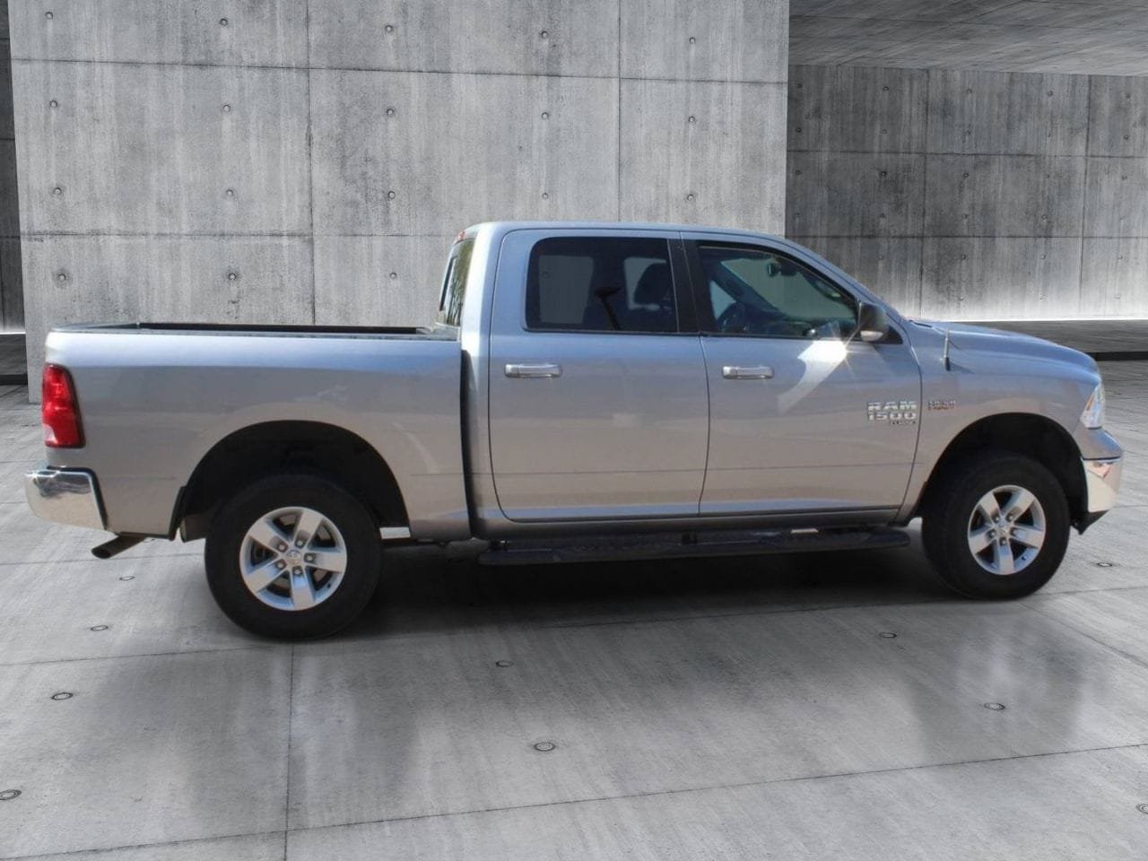 Used 2020 RAM 1500 Classic SLT w/ Luxury Group AWD/4WD image 7