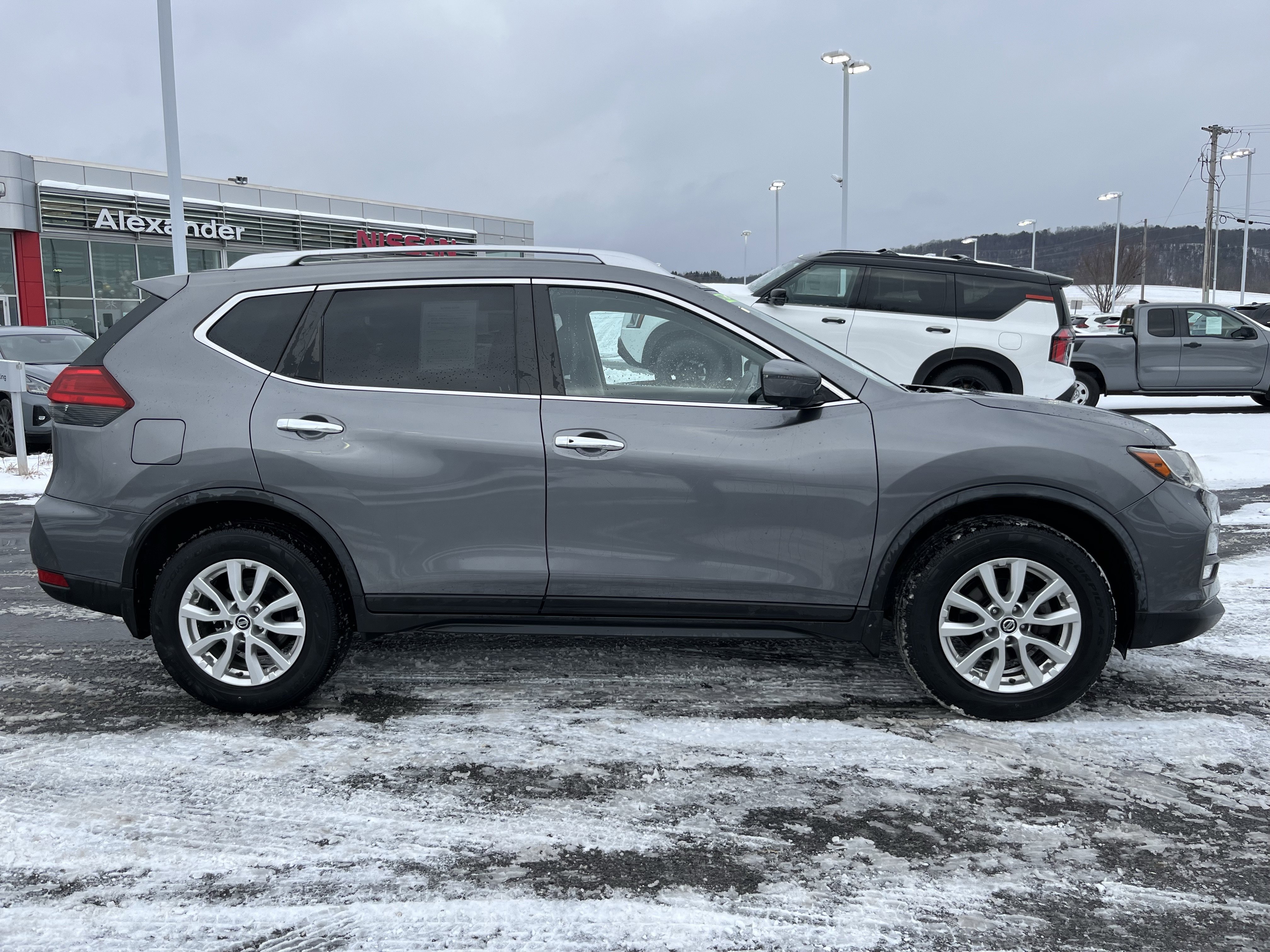 Used 2017 Nissan Rogue SV w/ Sun & Sound Touring Package video 2