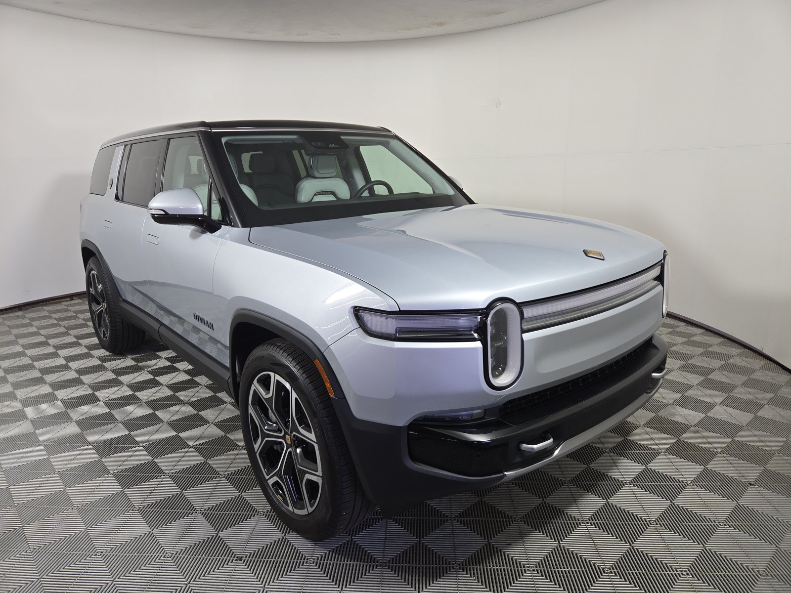 Used 2025 Rivian R1S Adventure AWD/4WD image 7