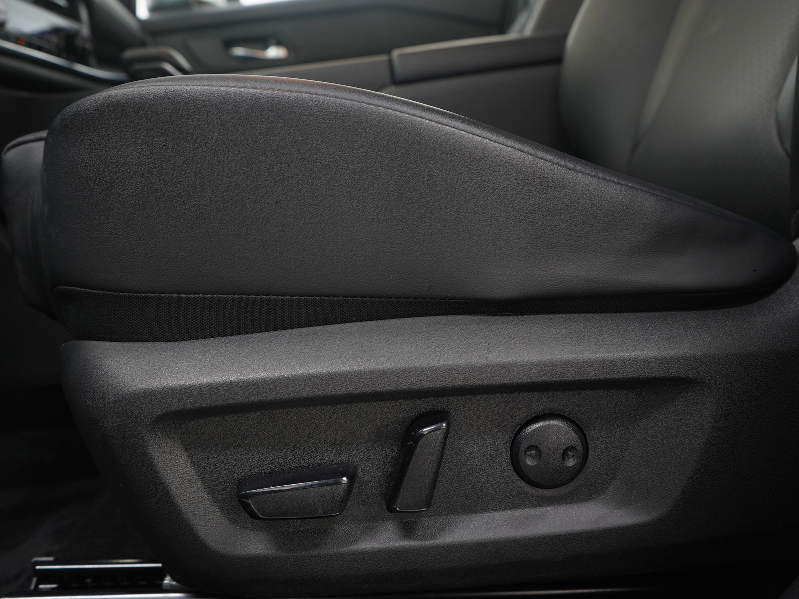 Used 2024 Nissan Rogue SV w/ SV Premium Package image 25