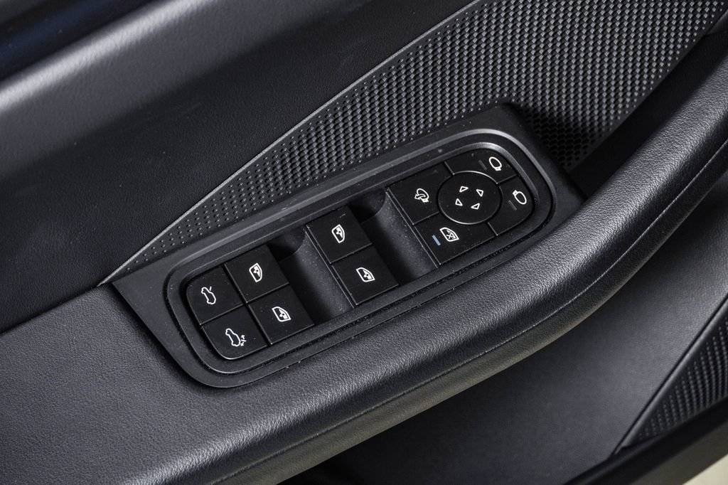 Used 2025 Porsche Macan 4 Electric AWD/4WD image 27