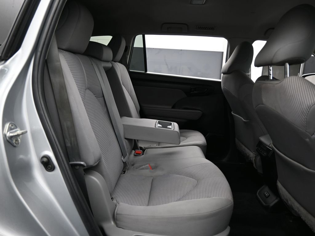 Used 2022 Toyota Highlander L image 42