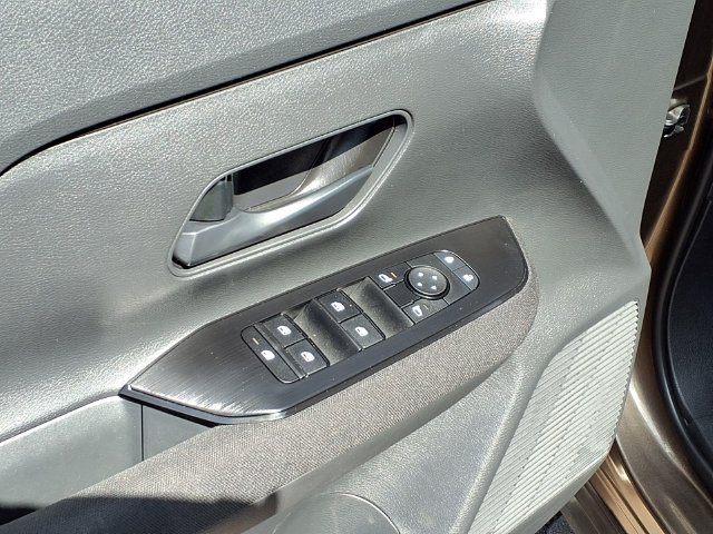 Used 2025 Nissan Kicks S AWD/4WD image 14