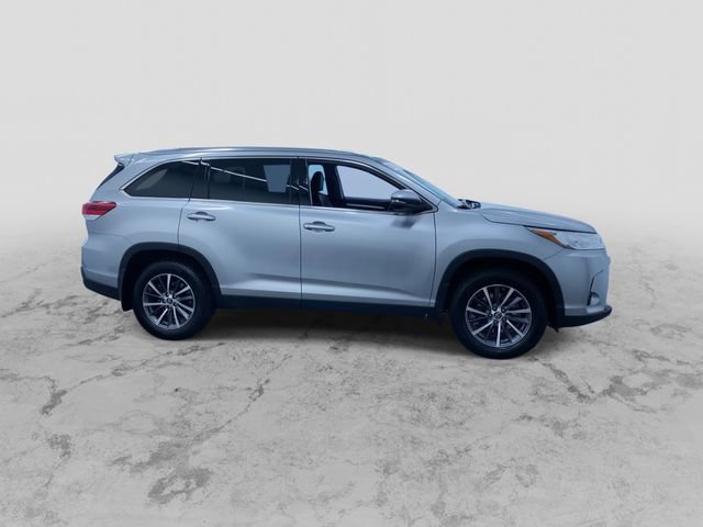Used 2019 Toyota Highlander XLE AWD/4WD image 2
