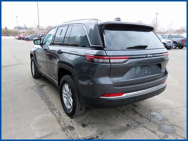 Used 2023 Jeep Grand Cherokee Laredo w/ Luxury Tech Group I AWD/4WD image 5