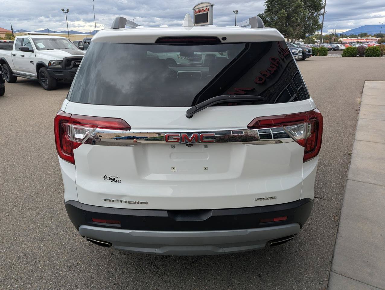 Used 2023 GMC Acadia SLT AWD/4WD image 4