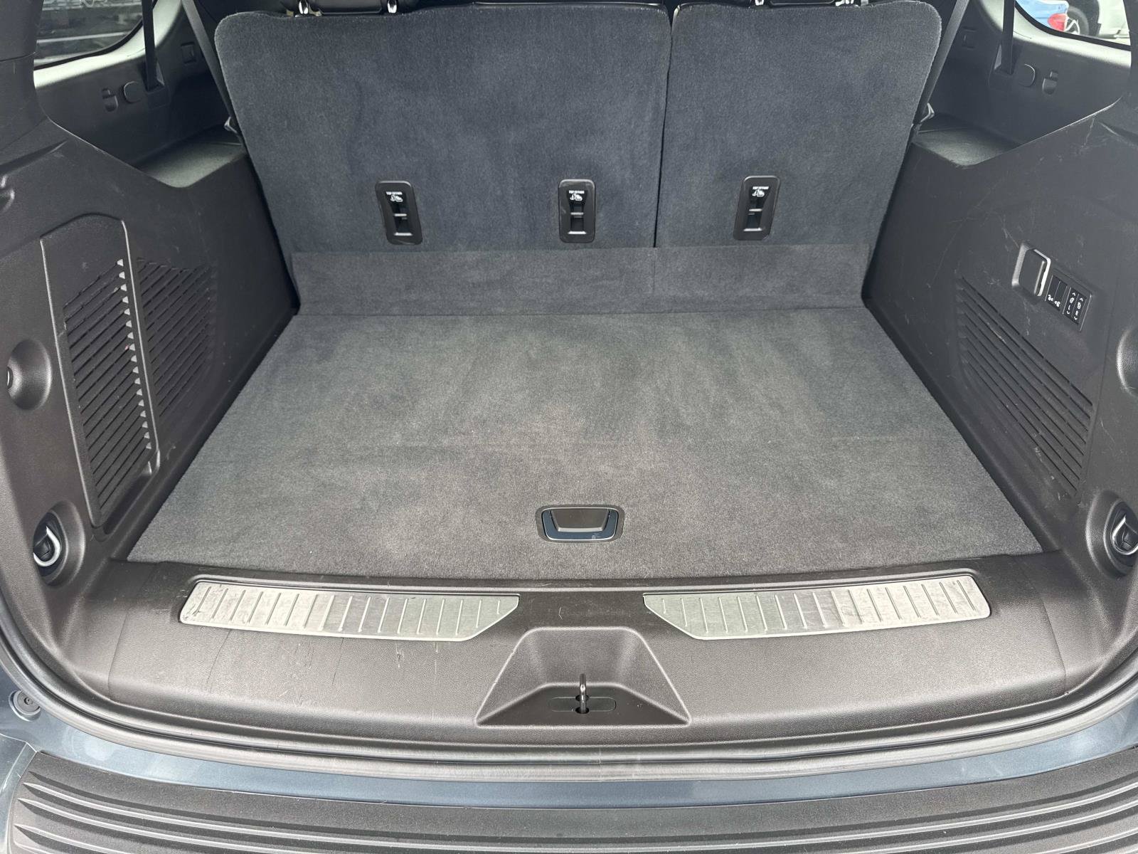 Used 2021 Chevrolet Suburban High Country RWD image 28