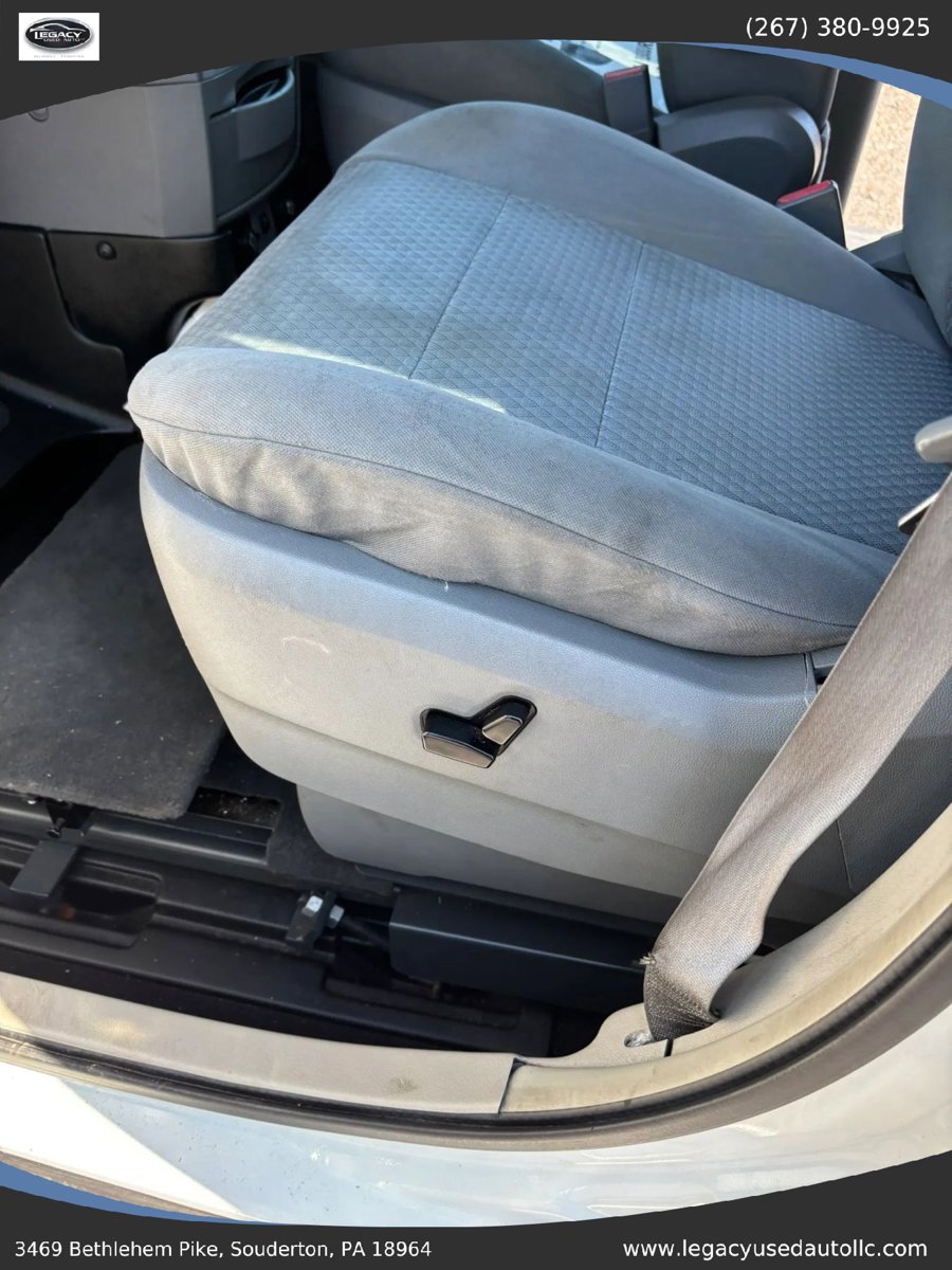 Used 2010 Chrysler Town & Country Touring FWD image 17