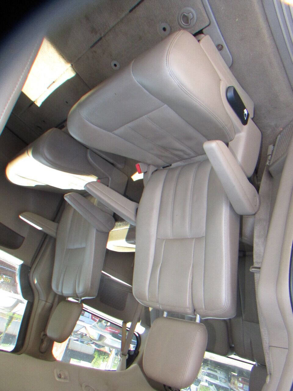 Used 2015 Chrysler Town & Country Touring image 24