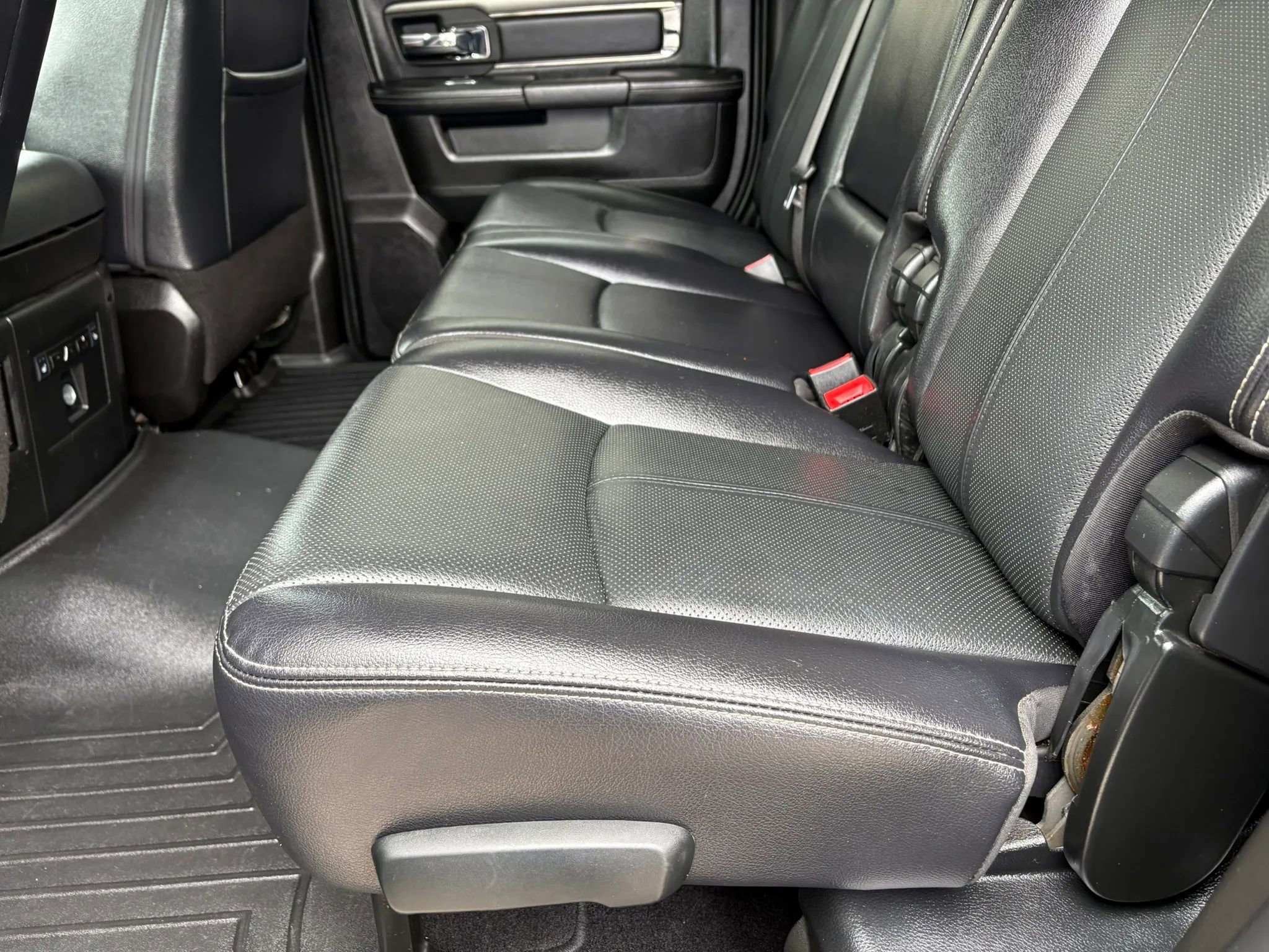 Used 2018 RAM 2500 Laramie w/ Sport Appearance Group AWD/4WD image 14
