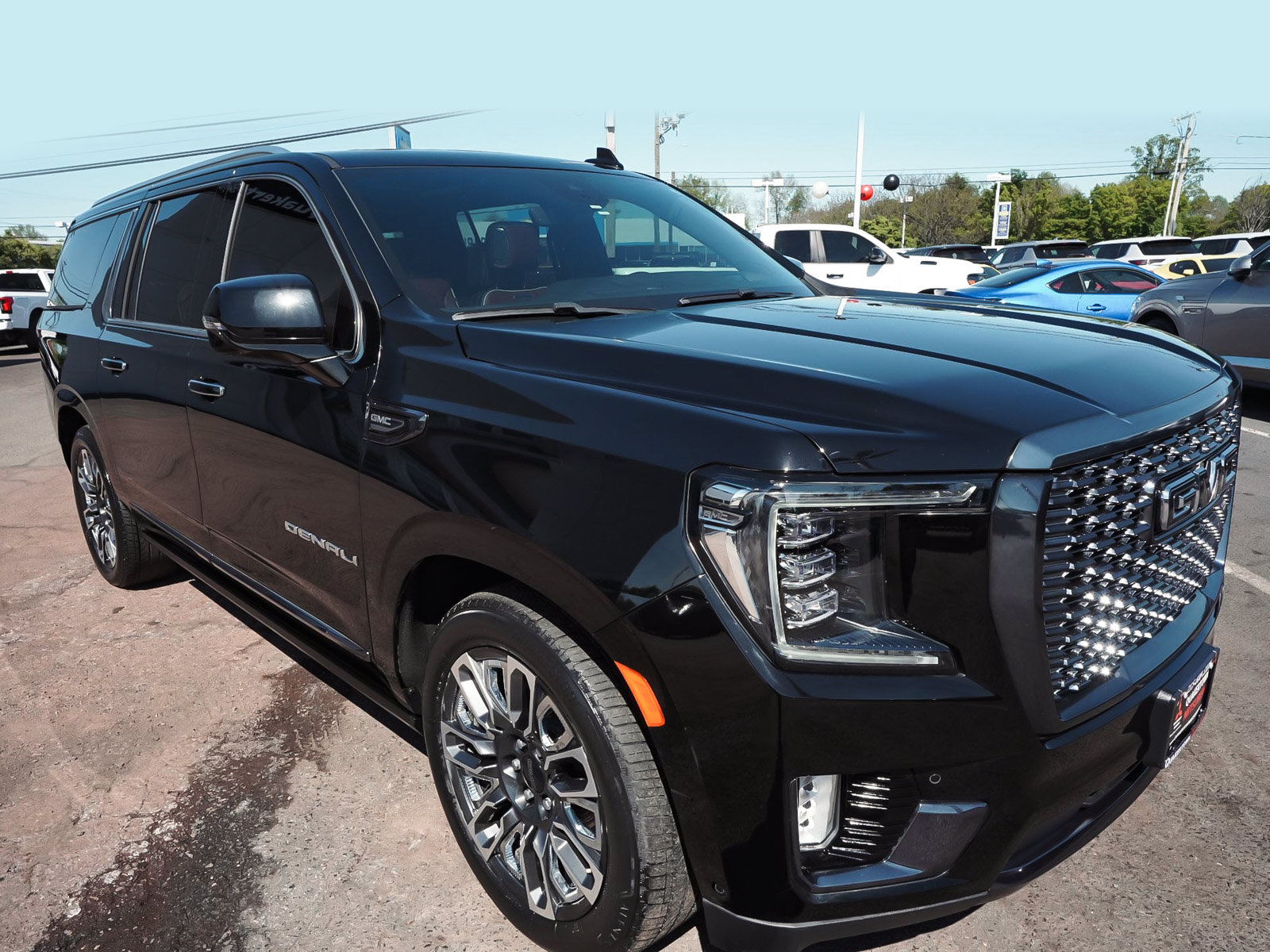 Used 2023 GMC Yukon XL Denali Ultimate AWD/4WD image 3