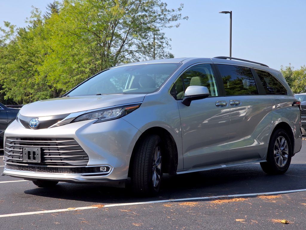 Used 2023 Toyota Sienna XLE FWD image 18