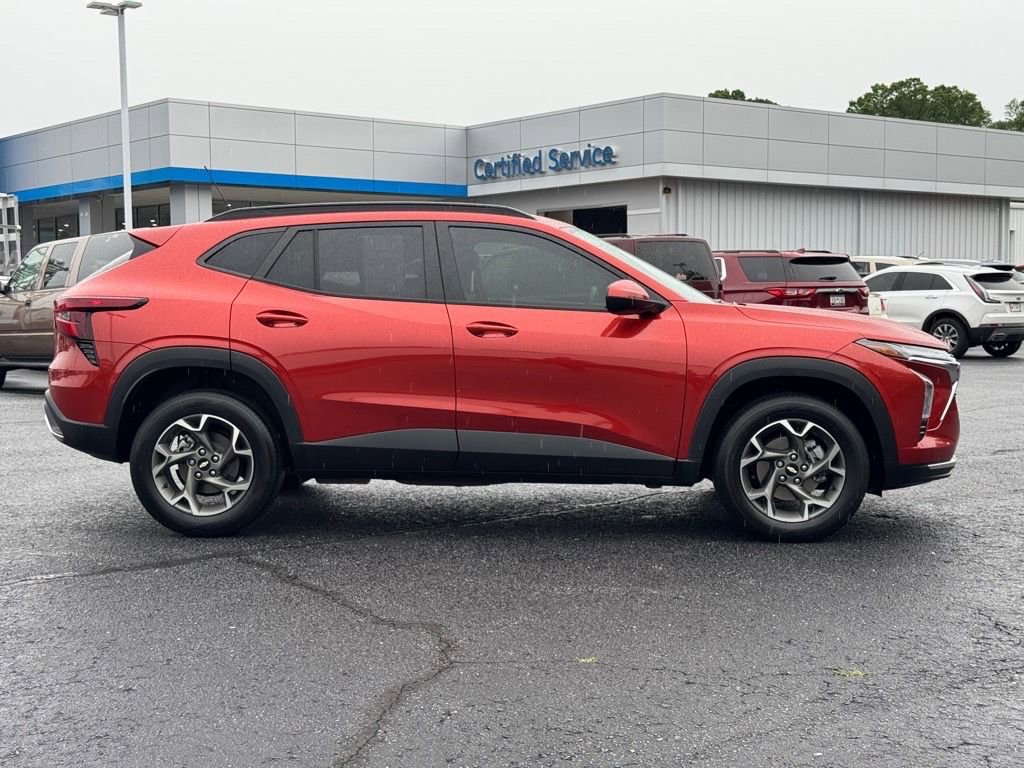 Used 2024 Chevrolet Trax LT image 2