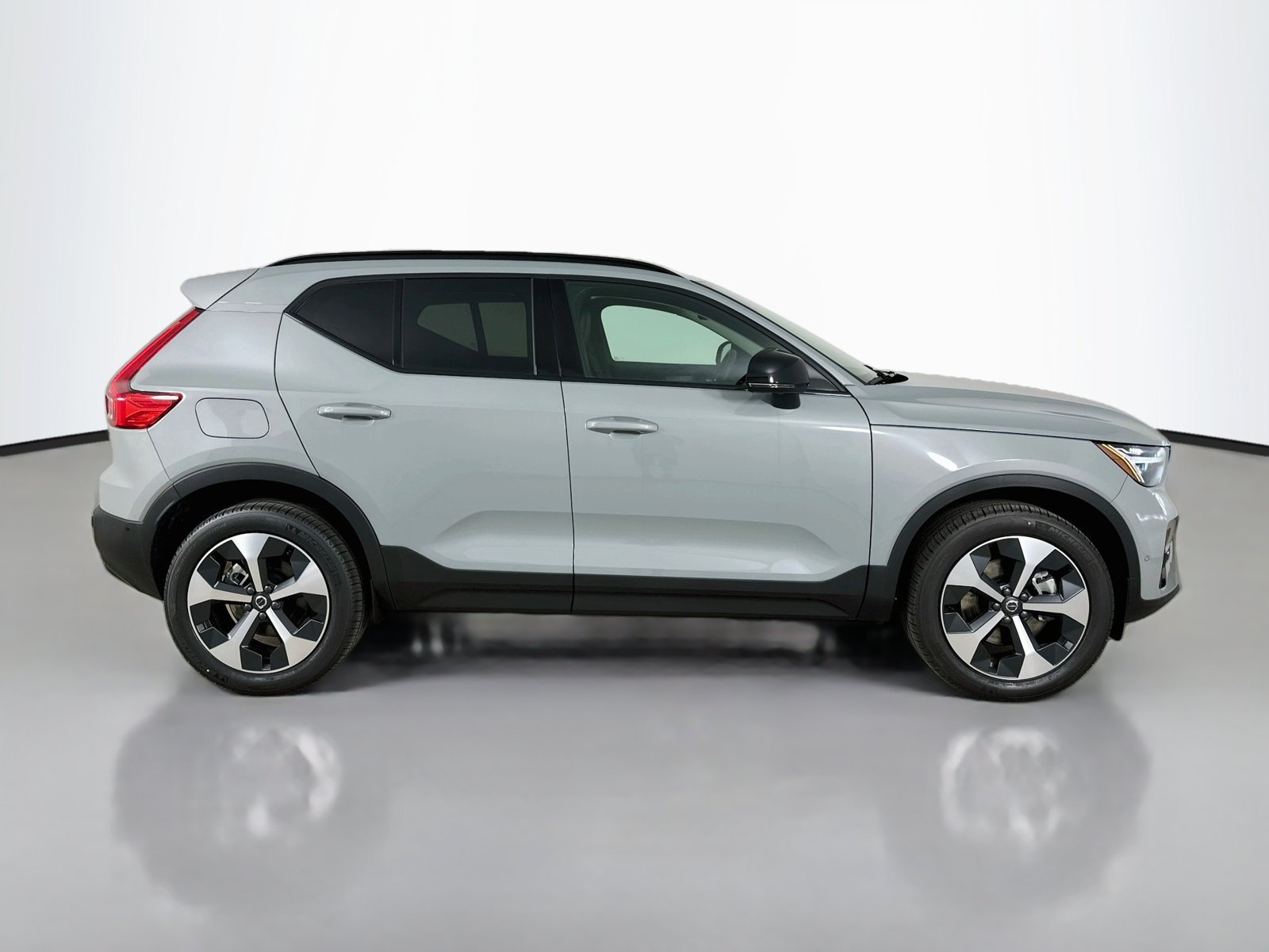 New 2026 Volvo XC40 B5 Plus w/ Protection Package Premier AWD/4WD image 4
