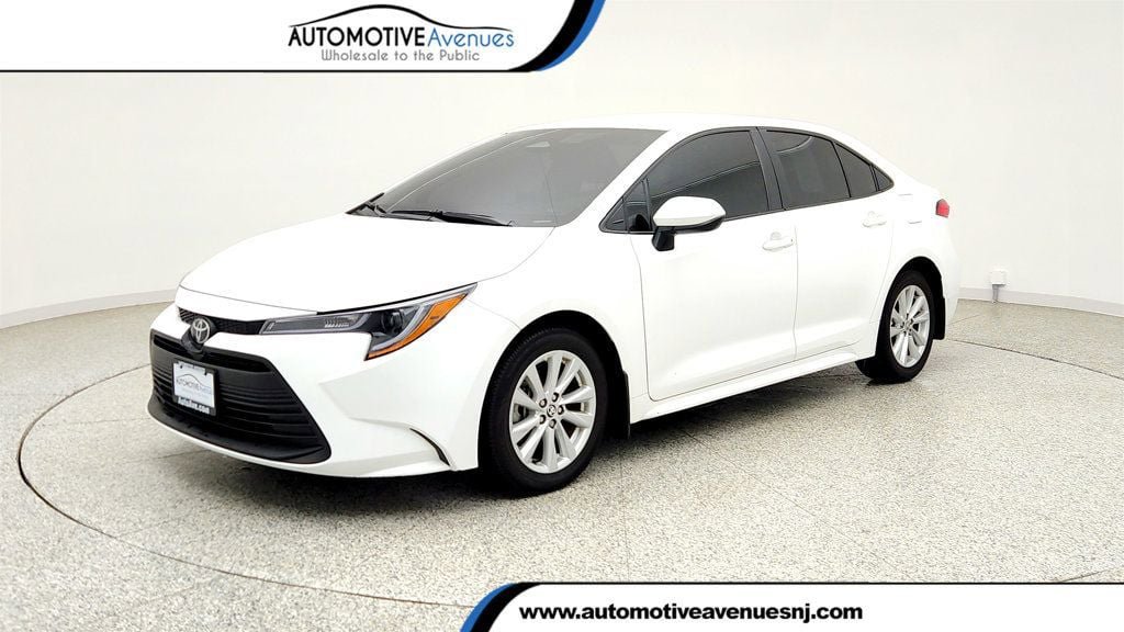 Used 2025 Toyota Corolla LE w/ LE Premium Package FWD image 1