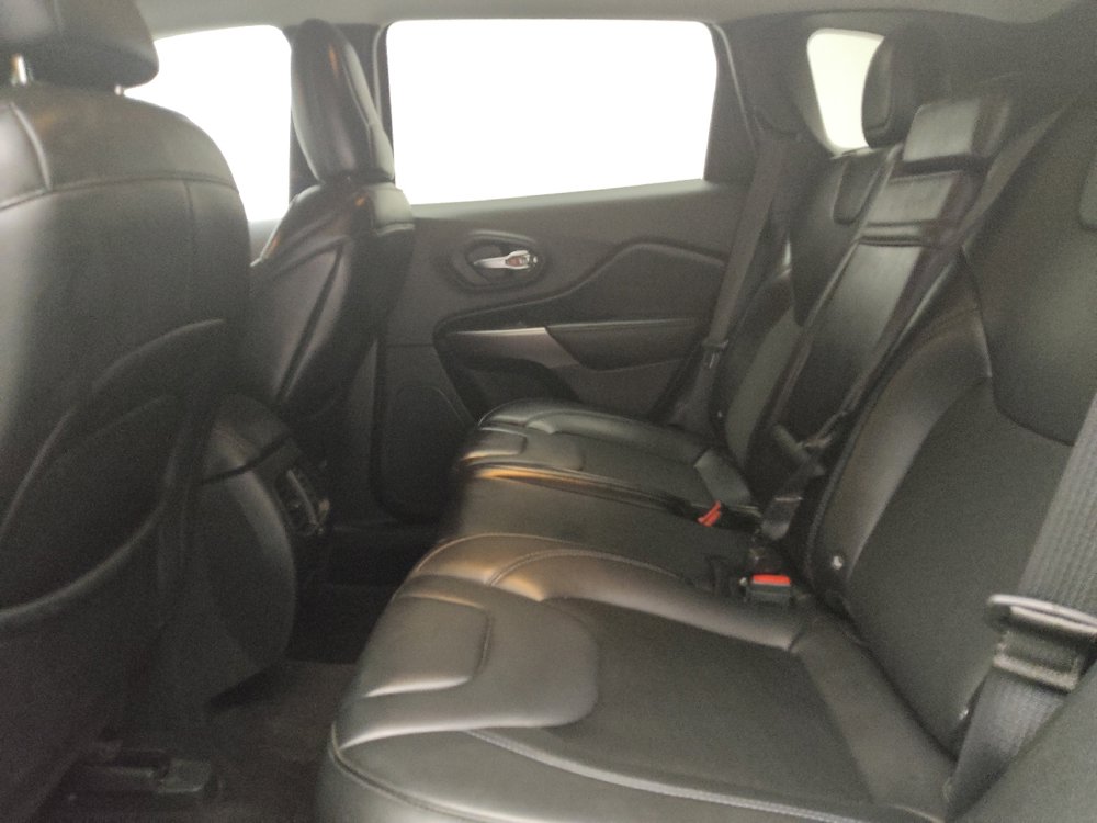 Used 2019 Jeep Cherokee Latitude Plus w/ Cold Weather Group image 18