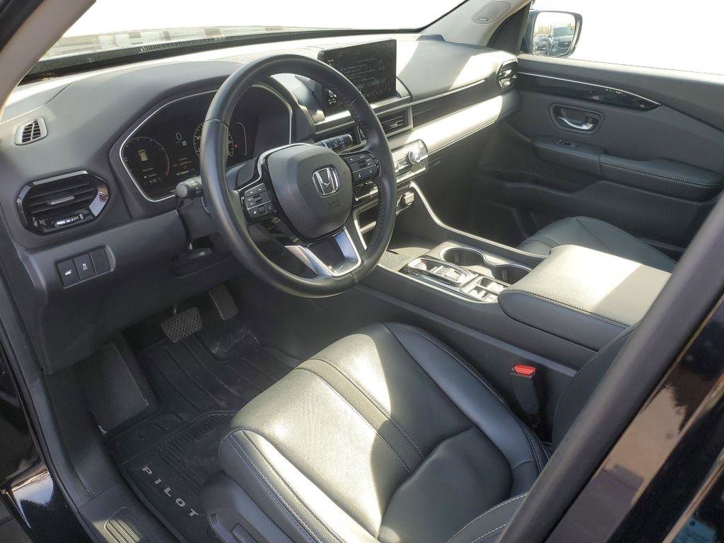 Used 2025 Honda Pilot Touring image 9