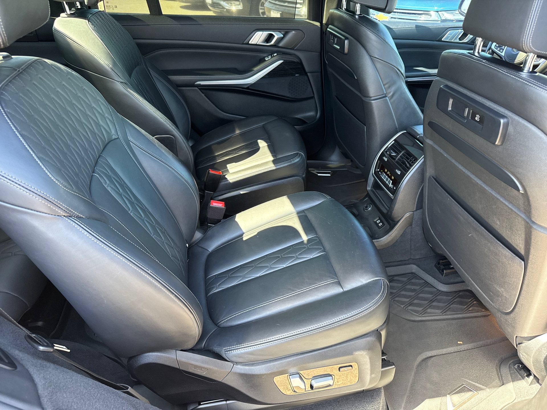 Used 2022 BMW X7 xDrive40i w/ M Sport Package AWD/4WD image 14