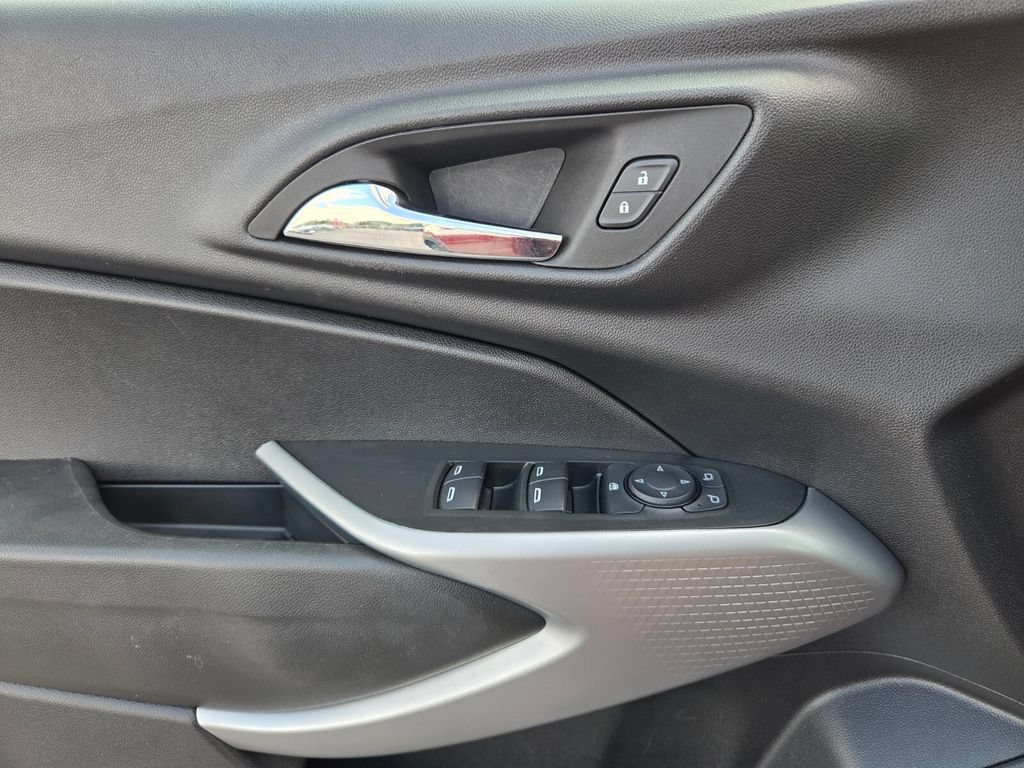 Used 2024 Chevrolet Trax RS FWD image 22