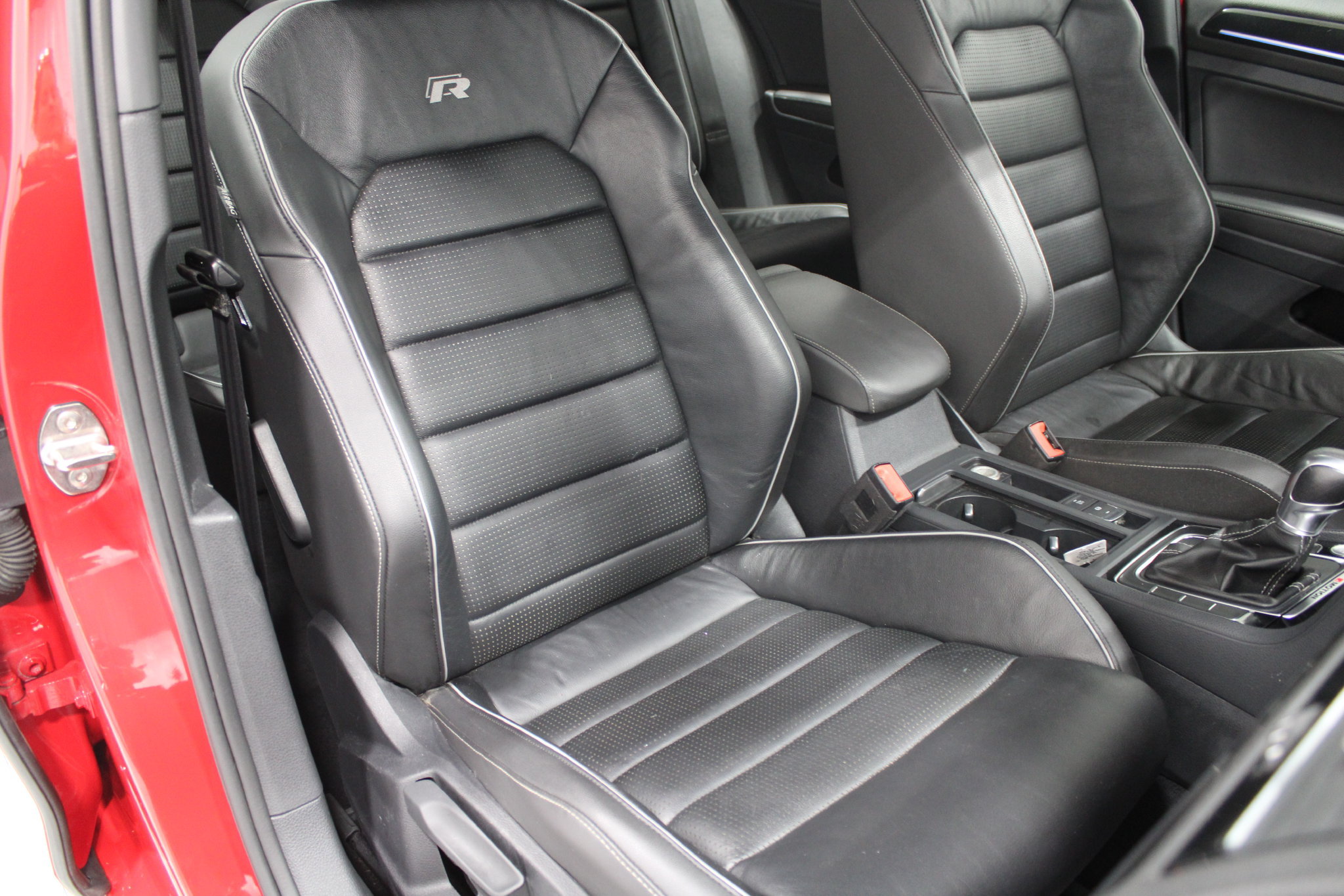 Used 2018 Volkswagen Golf R 4-Door AWD/4WD image 27