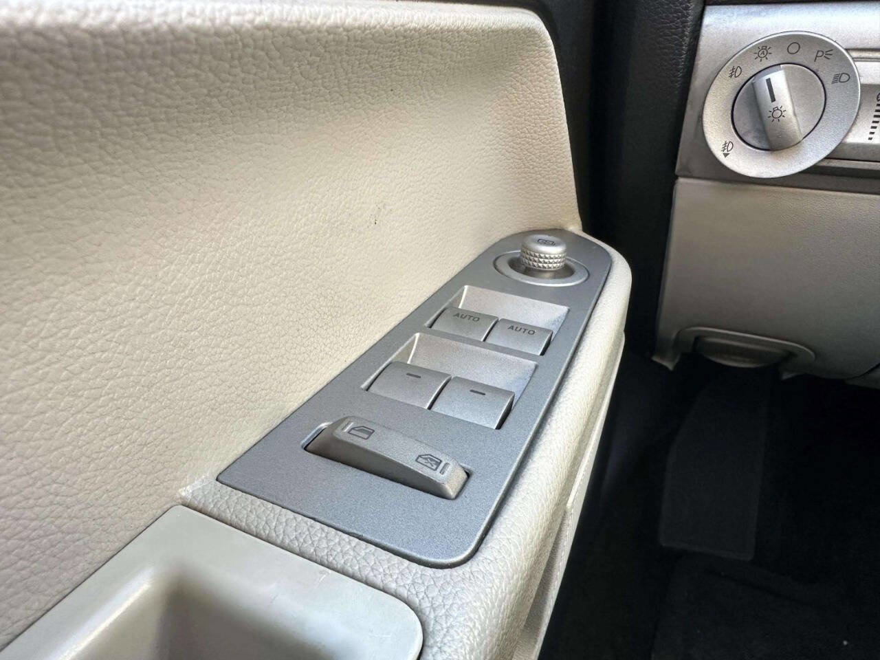 Used 2009 Lincoln MKZ image 25