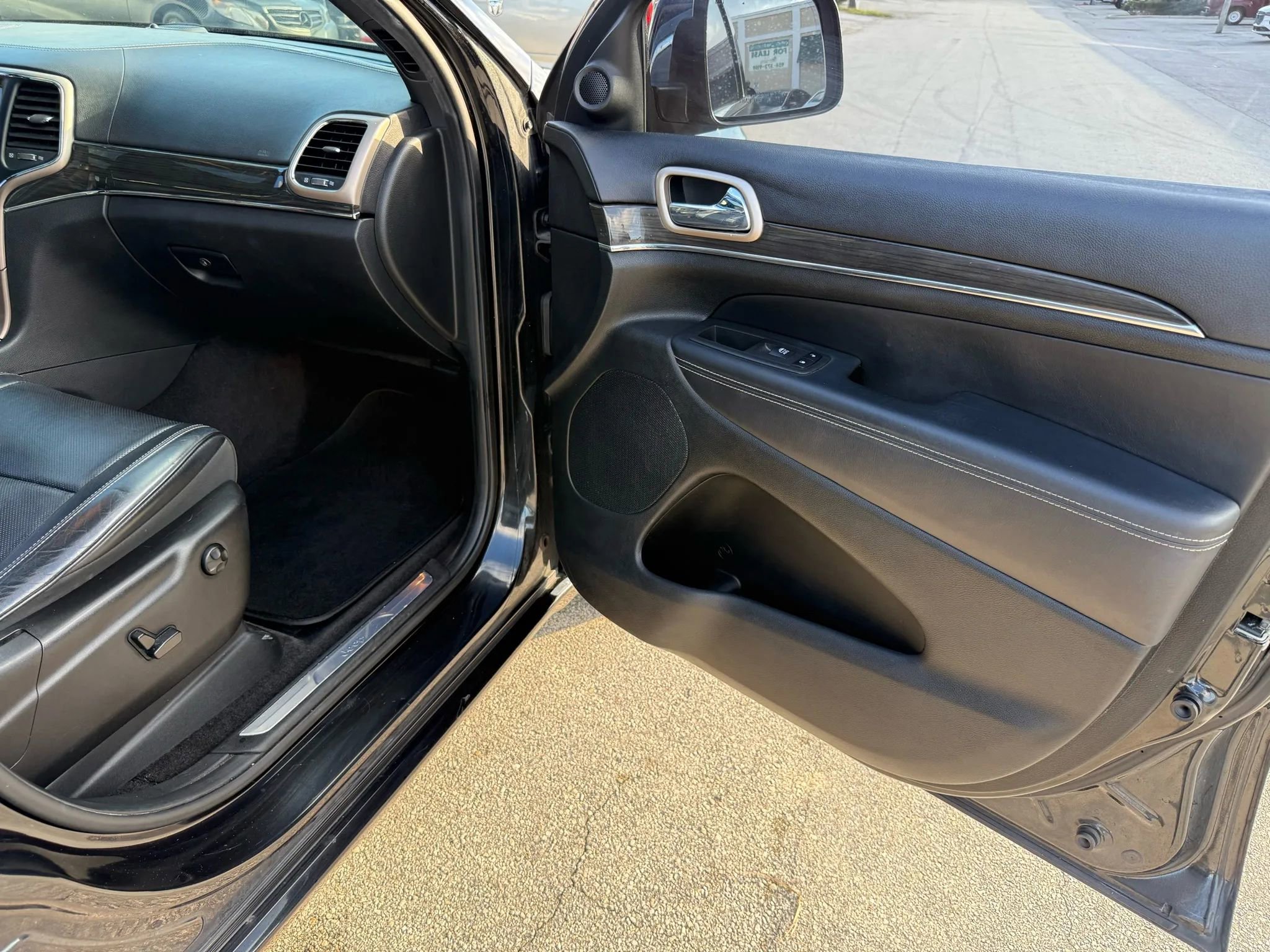 Used 2015 Jeep Grand Cherokee Overland w/ Trailer Tow Group IV image 28