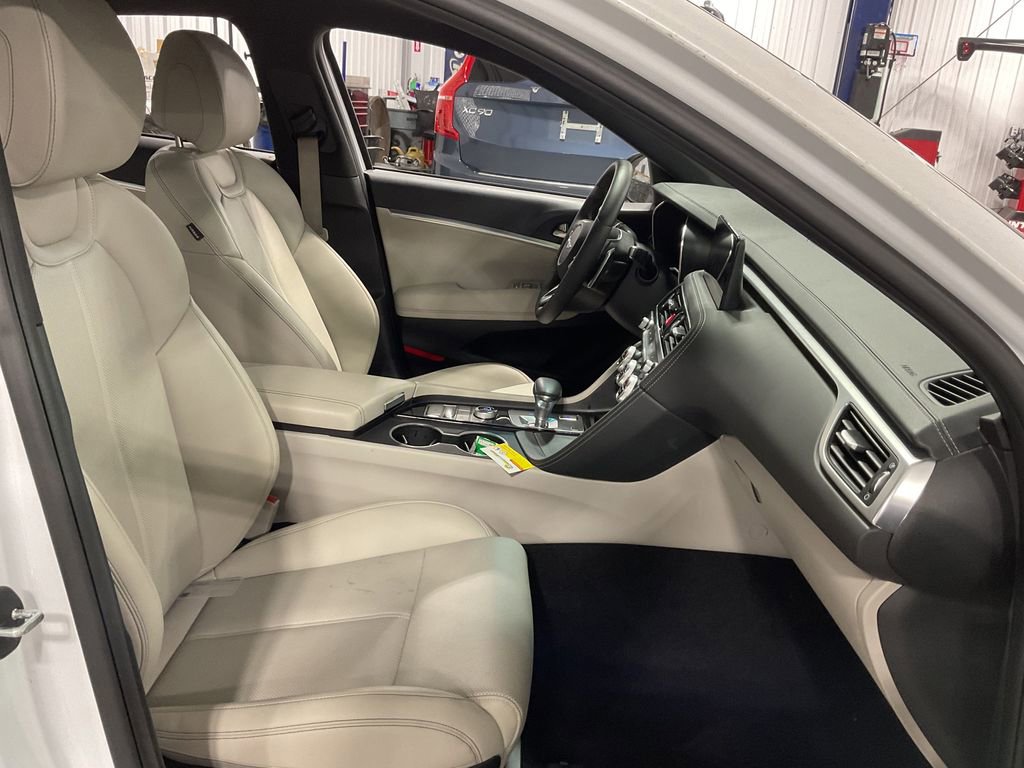 Used 2023 Genesis G70 2.0T image 11