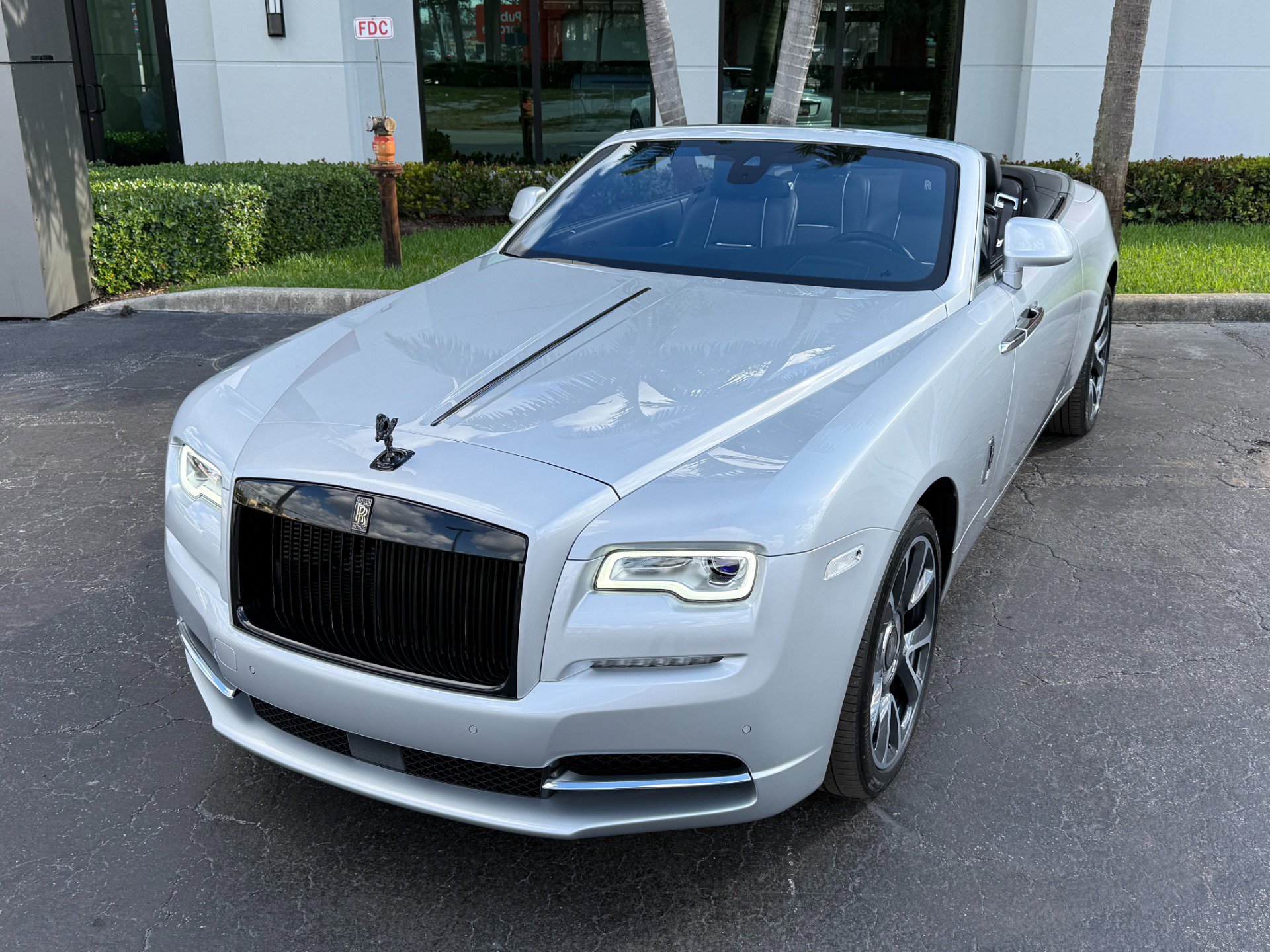 Used 2017 Rolls-Royce Dawn image 11