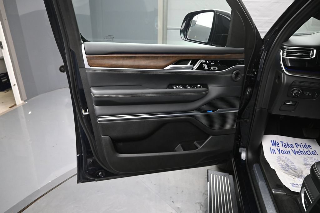 Used 2025 Jeep Grand Wagoneer 4WD image 14