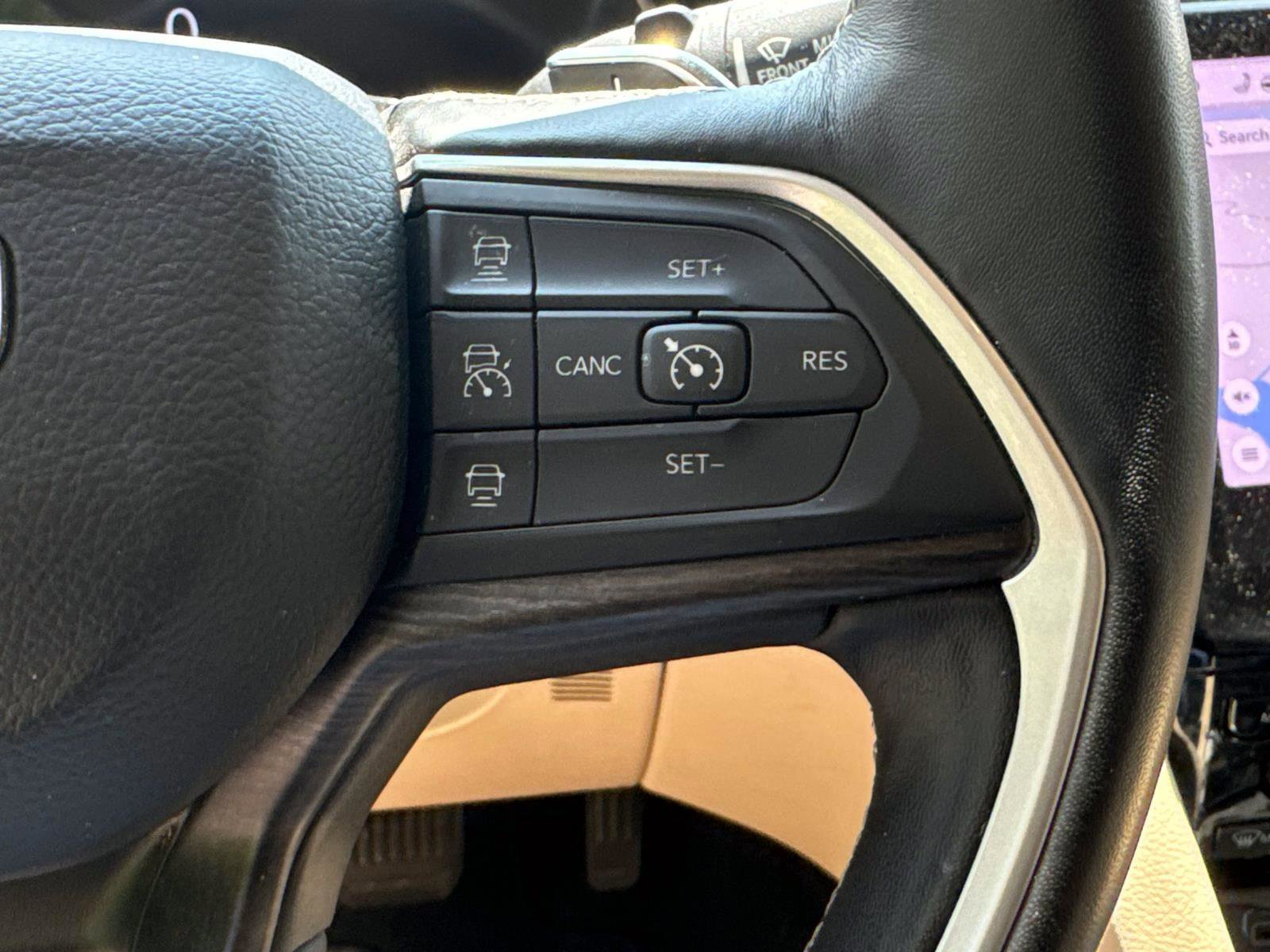 Used 2022 Jeep Grand Cherokee Limited w/ Luxury Tech Group II image 13