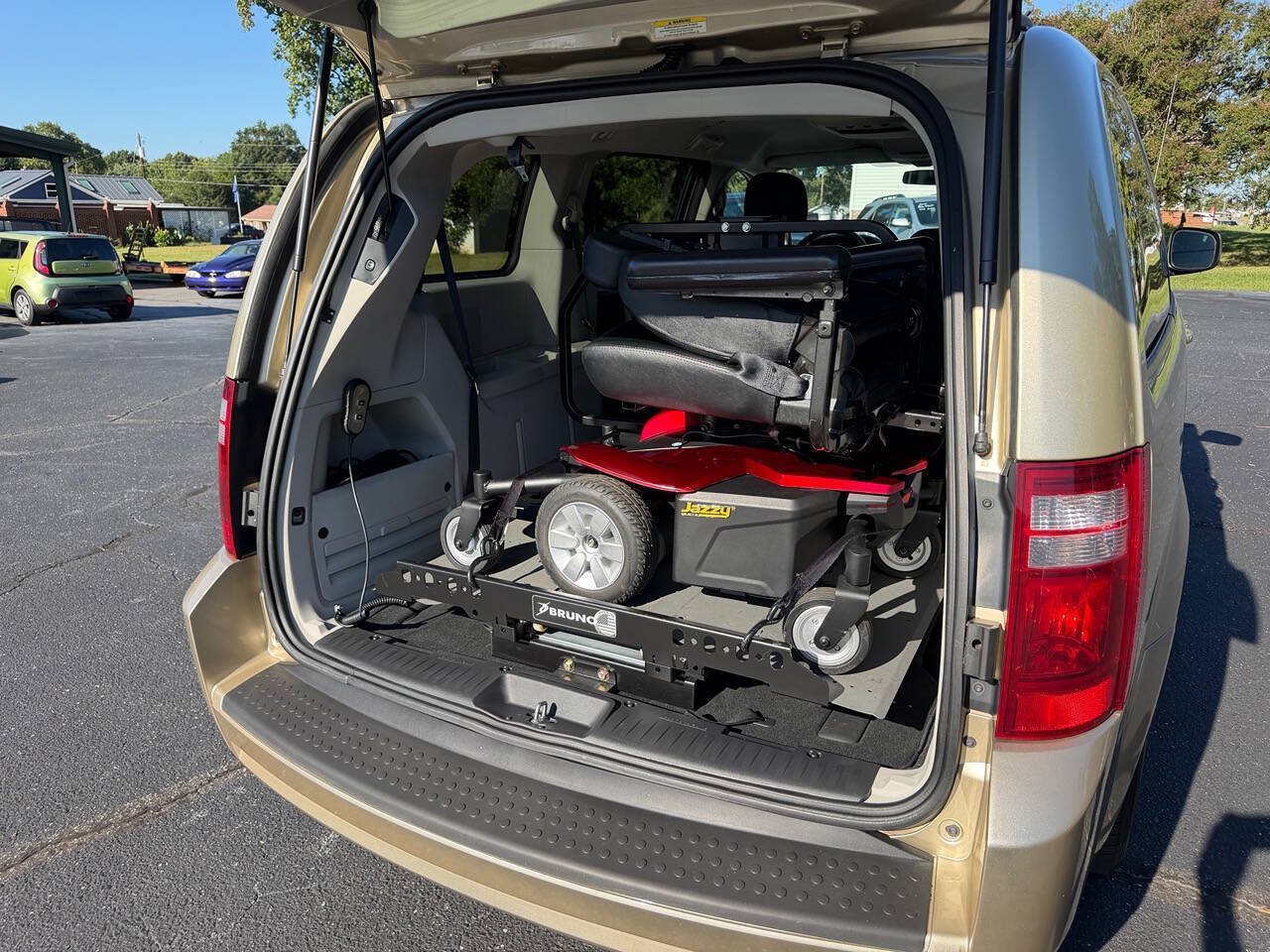 Used 2010 Dodge Grand Caravan Hero w/ Entertainment Group 1 FWD image 22
