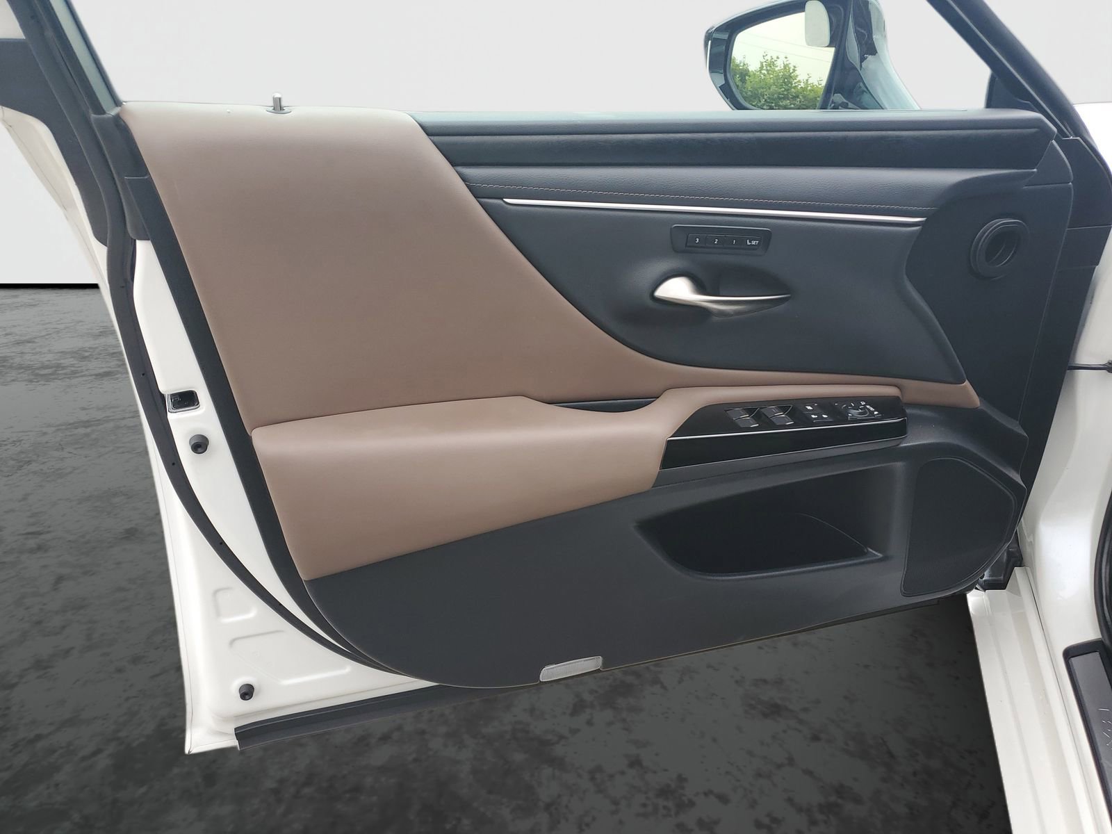 Used 2024 Lexus ES 300h w/ Premium Package FWD image 19