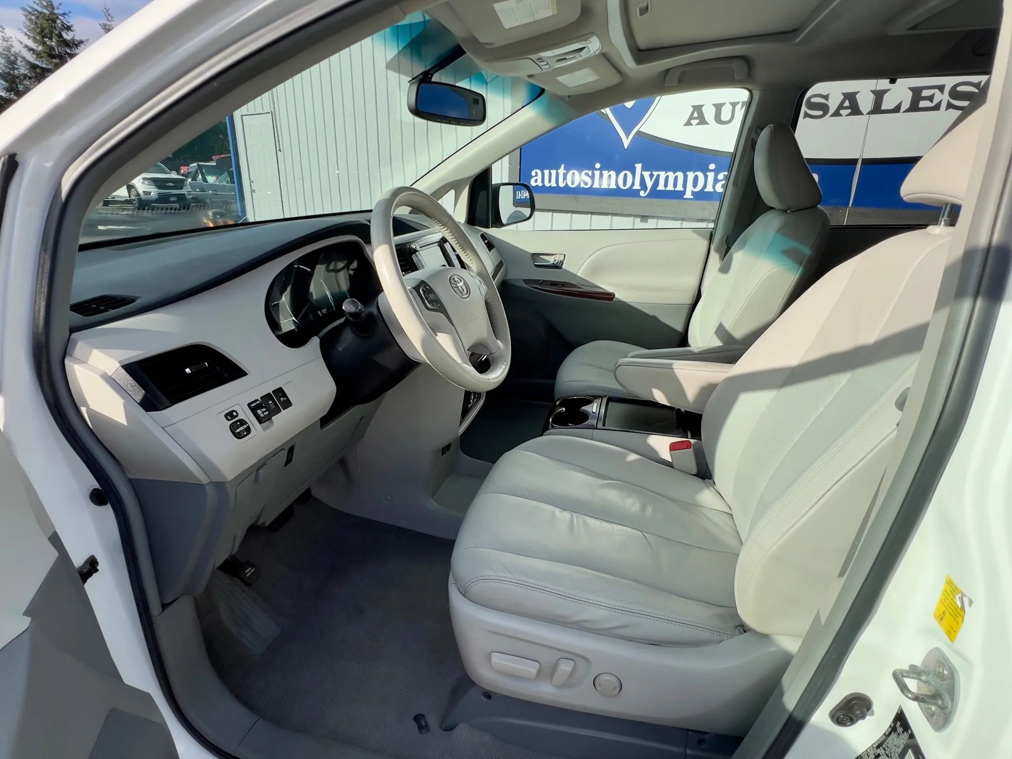 Used 2011 Toyota Sienna XLE w/ Premium Pkg image 15