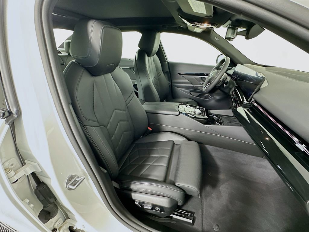 Used 2025 BMW 530i w/ M Sport Package image 28