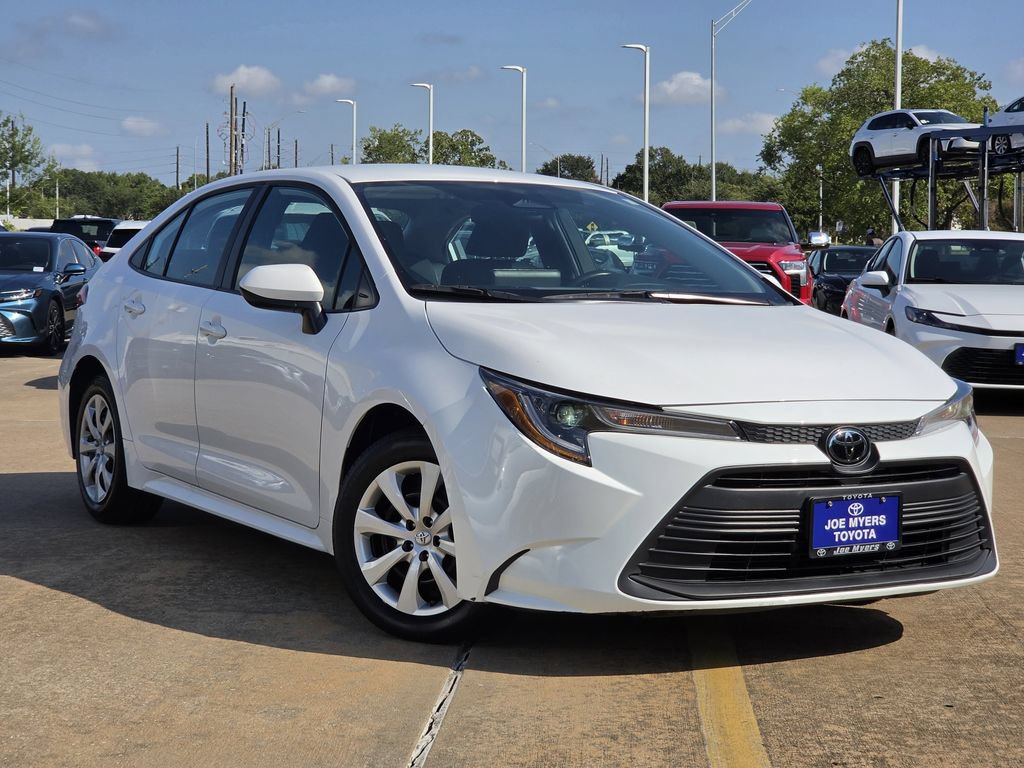 Used 2025 Toyota Corolla LE FWD image 2