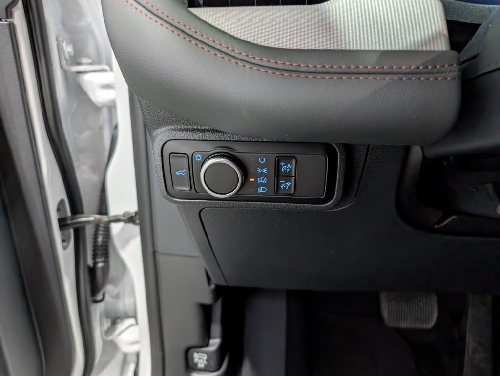 Used 2025 Ford Explorer Active AWD/4WD image 20