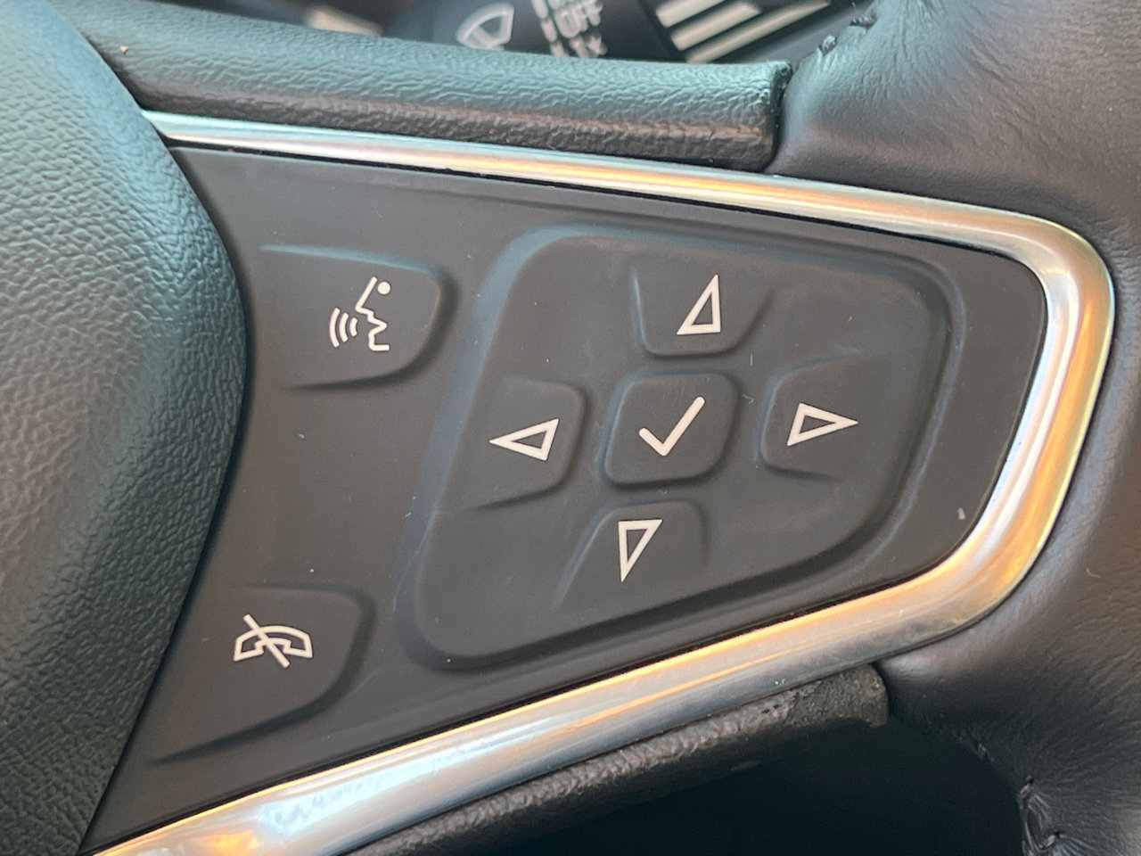 Used 2020 Chevrolet Equinox LT w/ Driver Convenience Package image 20