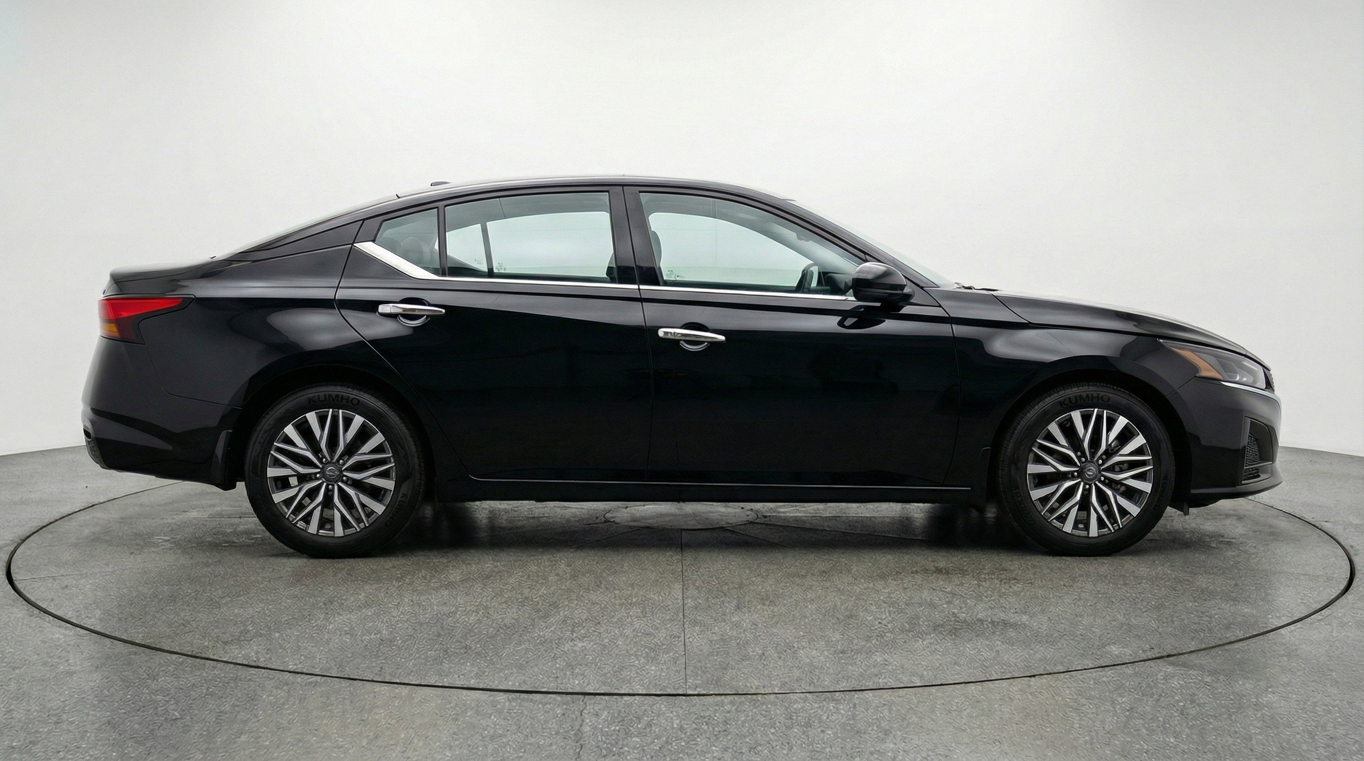 Used 2025 Nissan Altima 2.5 SV FWD image 11