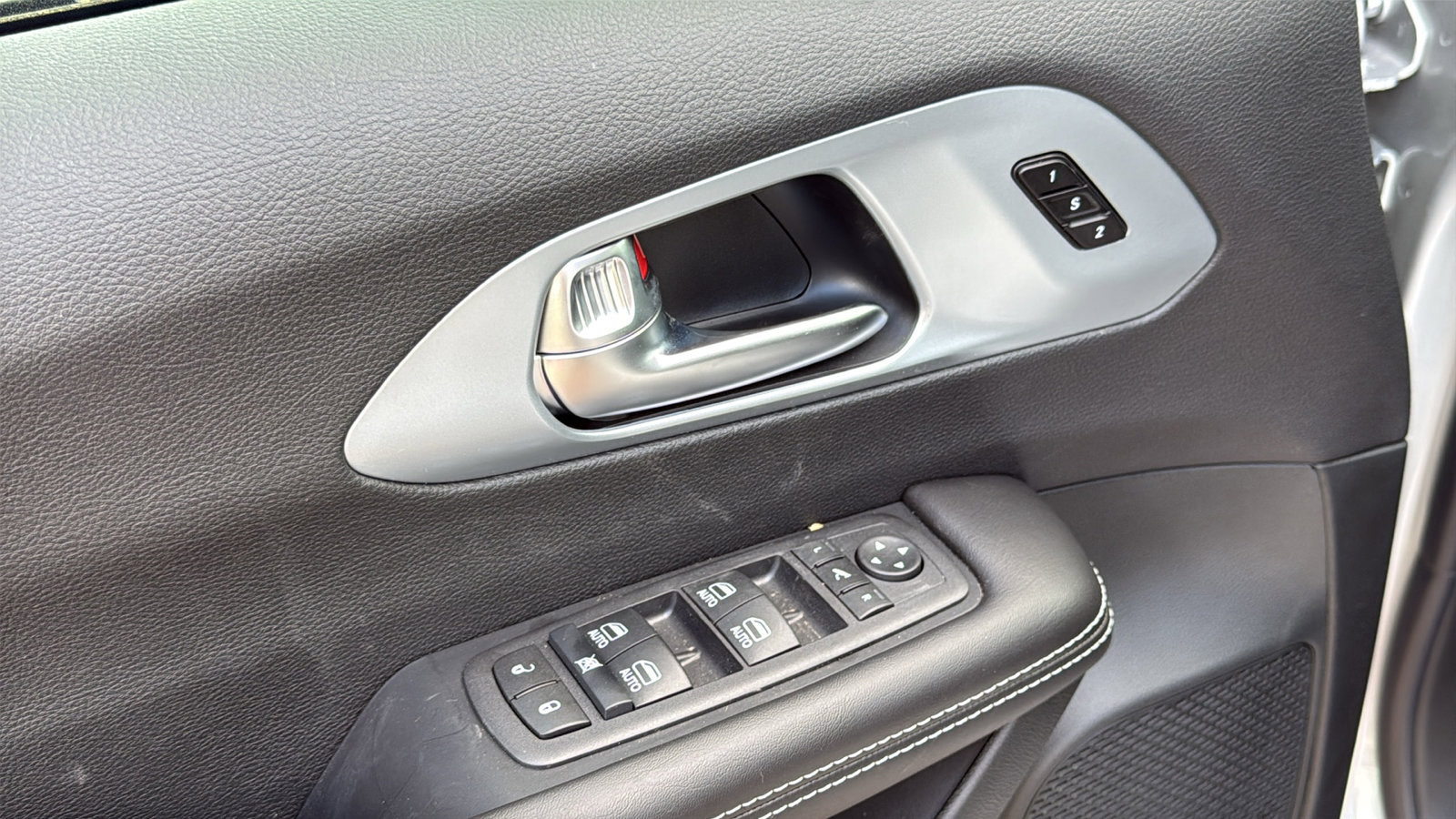 New 2026 Chrysler Pacifica Select FWD image 12