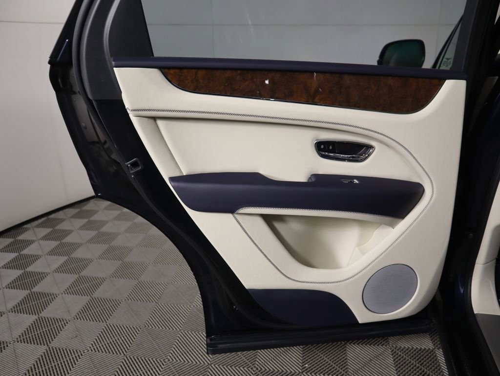 Used 2025 Bentley Bentayga image 27