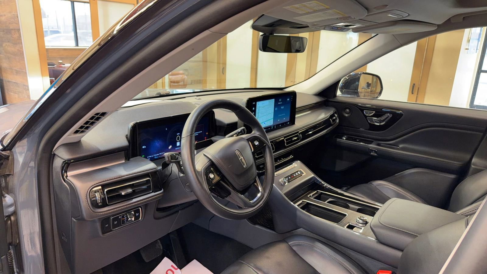 Used 2025 Lincoln Aviator AWD image 8